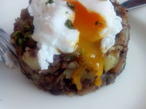 Patatas enmascaradas con champiñones, butifarra y huevo espumado - Preparación paso 4