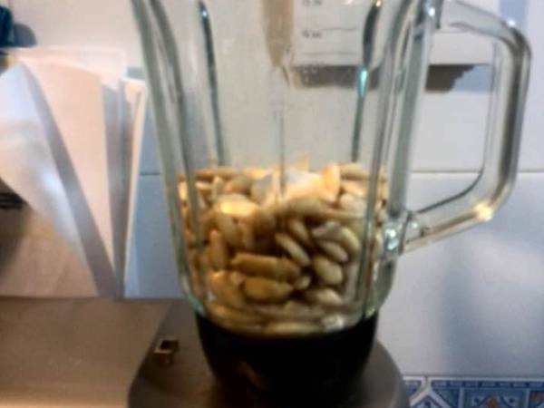 Ajoblanco, sopa fría de almendras. Begorecetas - Preparación paso 1