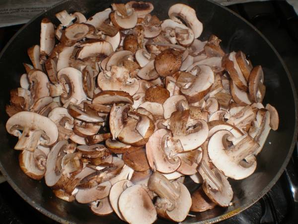 Pizza de pollo, setas, pasta de jengibre y ajo - Preparación paso 4