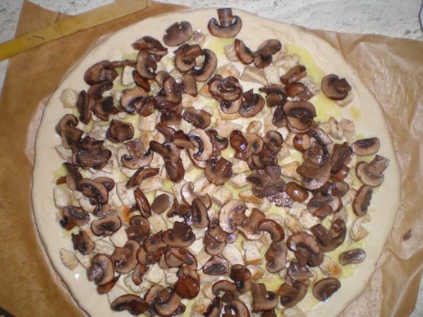 Pizza de pollo, setas, pasta de jengibre y ajo - Preparación paso 7