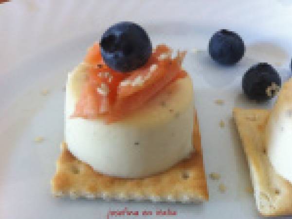 Panna cotta salada al parmesano con salmon, ajonjolí y arándanos - Preparación paso 7
