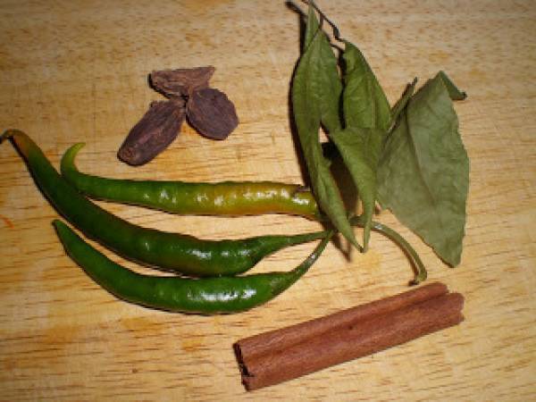 Pollo con espinacas, tradicional plato indio - Preparación paso 1