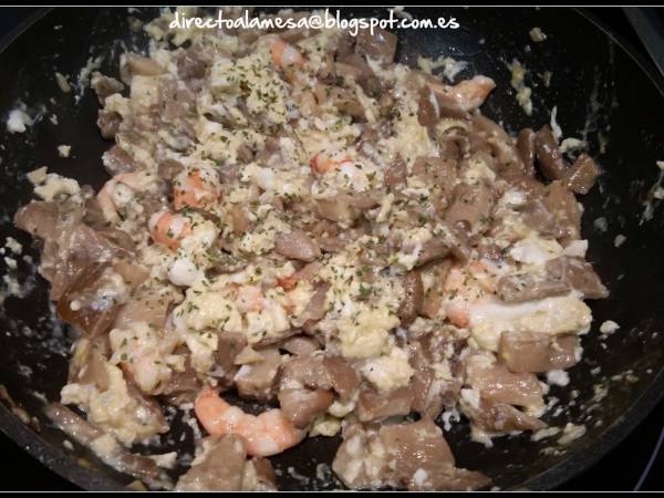 Revuelto de langostinos y setas - Preparación paso 2