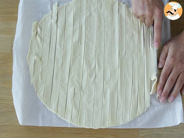 Conos de hojaldre con salmón y cebollino - Preparación paso 1