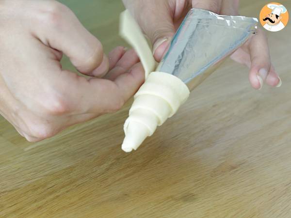 Conos de hojaldre con salmón y cebollino - Preparación paso 3
