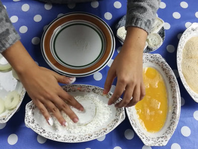 Aros de cebolla con queso | Aperitivos de navidad fáciles y rápidos - Preparación paso 2