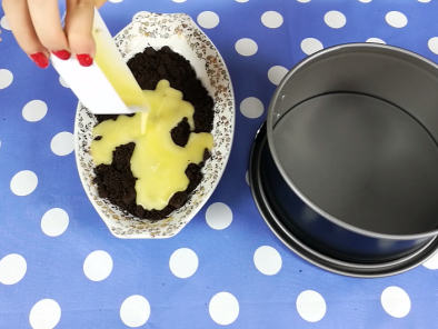 Tarta de Oreo | Sin Horno y sin gelatina o grenetina | Fácil y Deliciosa - Preparación paso 3