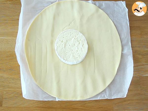 Hojaldre de camembert con jamón y cebolla - Preparación paso 1