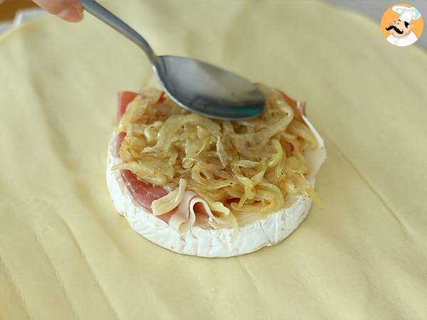 Hojaldre de camembert con jamón y cebolla - Preparación paso 2