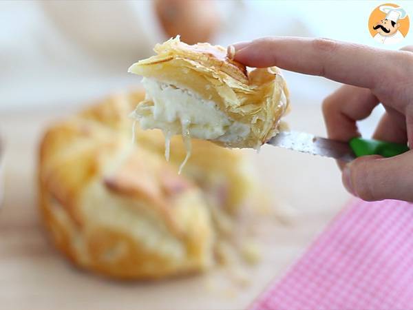 Hojaldre de camembert con jamón y cebolla - Preparación paso 5