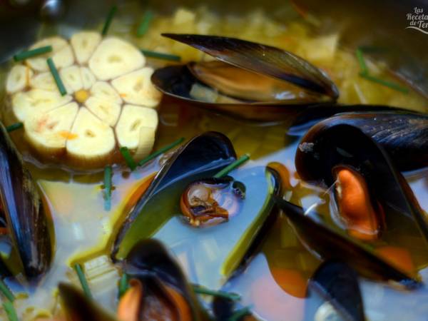Los mejores mejillones en caldo de ajo - Preparación paso 1