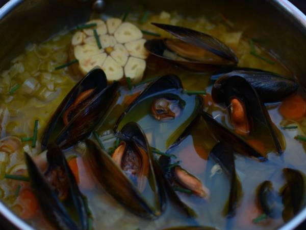Los mejores mejillones en caldo de ajo - Preparación paso 3