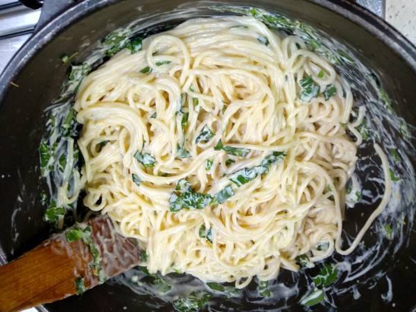 Espaguetis con salsa de queso y limón - Preparación paso 6