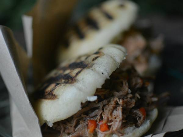 Arepas rellenas con carne mechada y con pollo - Preparación paso 2