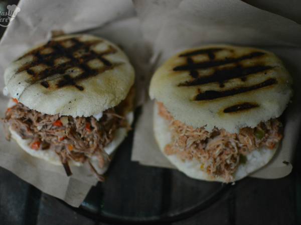 Arepas rellenas con carne mechada y con pollo - Preparación paso 4