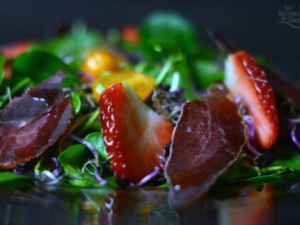 Ensalada de berros, tomates, fresas y cecina - Preparación paso 1