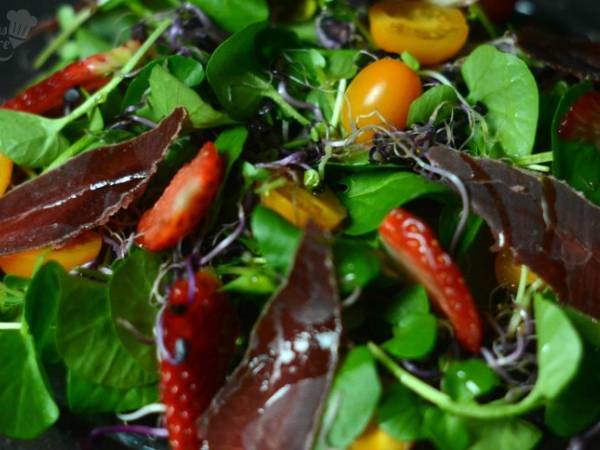 Ensalada de berros, tomates, fresas y cecina - Preparación paso 2