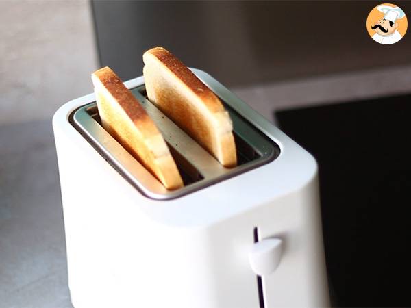 Tostas paté de campaña y pepinillos - Preparación paso 1