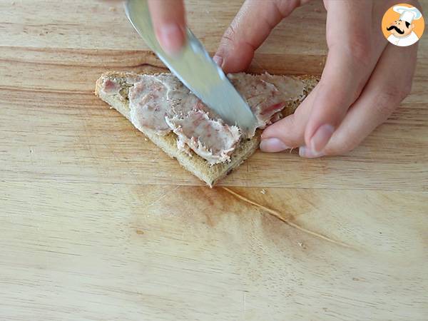 Tostas paté de campaña y pepinillos - Preparación paso 2
