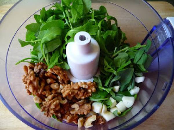 Pasta con salsa de rúcula, albahaca y nueces - Preparación paso 2