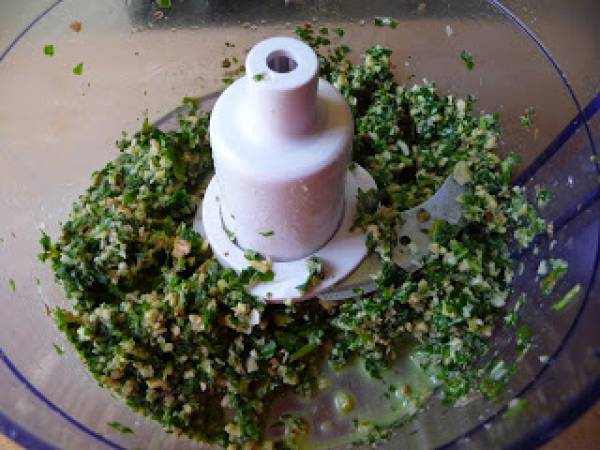 Pasta con salsa de rúcula, albahaca y nueces - Preparación paso 3