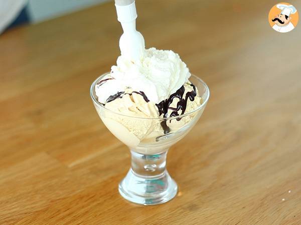 Dama blanca, helado de vainilla con chocolate y nata - Preparación paso 2