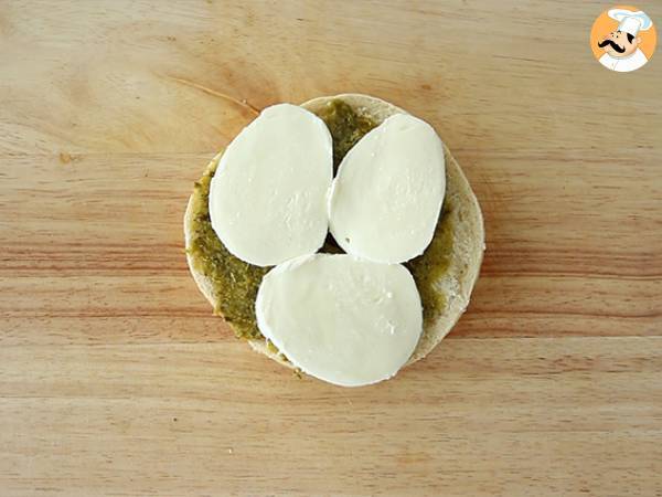 Bagel italiano con pesto y mozzarella - Preparación paso 2