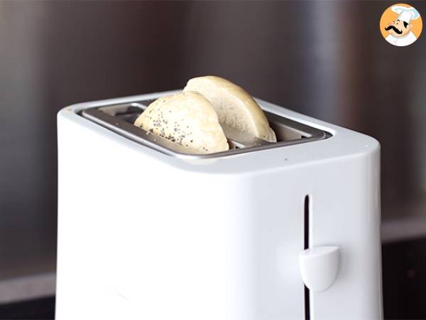 Bagel de salmón, pepino y queso - Preparación paso 1