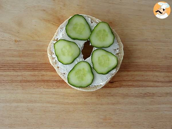 Bagel de salmón, pepino y queso - Preparación paso 2