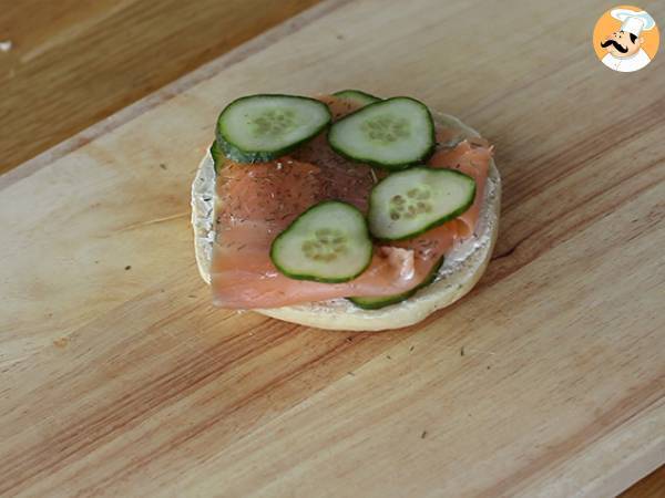 Bagel de salmón, pepino y queso - Preparación paso 3