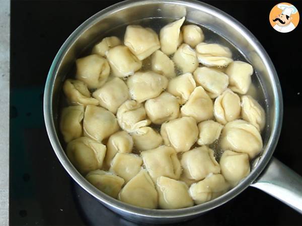 Tortellinis con parmesano, jamón y albahaca - Preparación paso 8