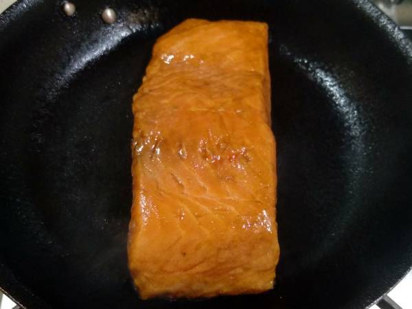 Salmón al grill marinado en soja y vino de arroz - Preparación paso 3