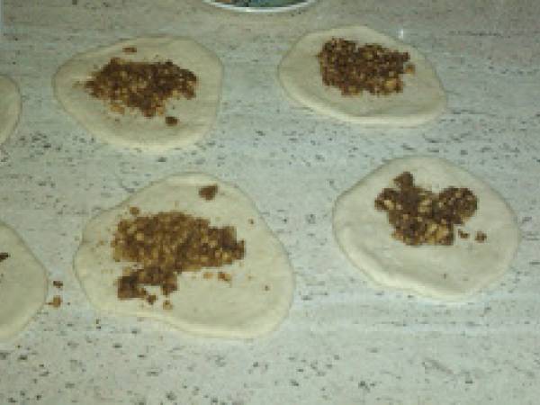 Hotteok, comida callejera coreana, Bollitos de trigo y arroz de azúcar y cacahuetes - Preparación paso 5