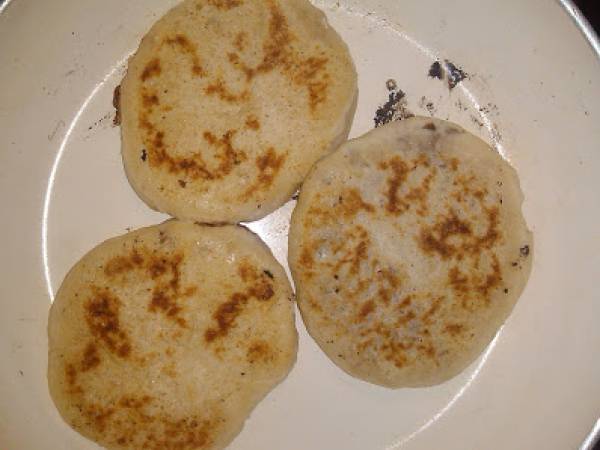 Hotteok, comida callejera coreana, Bollitos de trigo y arroz de azúcar y cacahuetes - Preparación paso 10