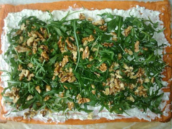 Rollo de pimientos de piquillo relleno de rúcula, queso de cabra y nueces - Preparación paso 8