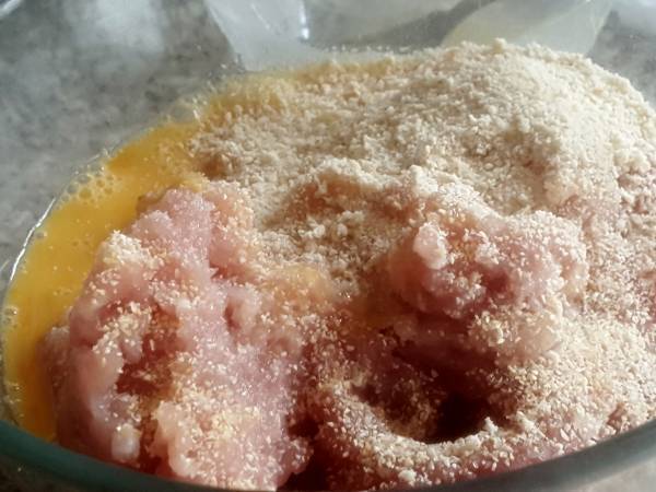 Albóndigas de pavo y pollo con champiñones y pimientos de piquillo - Preparación paso 2