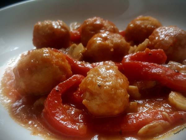 Albóndigas de pavo y pollo con champiñones y pimientos de piquillo - Preparación paso 7