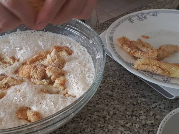 Pudin de bizcocho y melocotón - Preparación paso 4