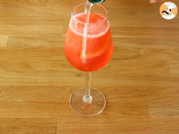 Spritz, el famoso cóctel italiano con Aperol - Preparación paso 3