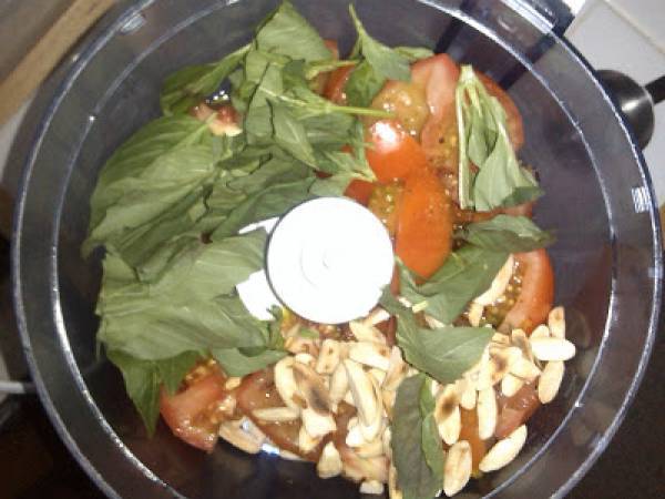 Pasta maccheroni alla trapanese (Pasta con pesto de tomate y almendras) - Preparación paso 2