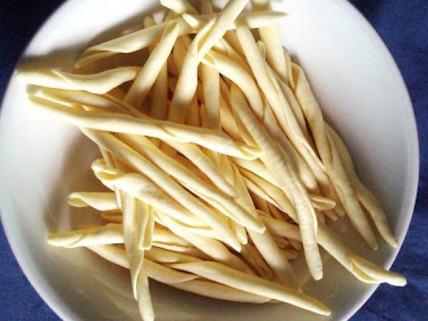 Pasta maccheroni alla trapanese (Pasta con pesto de tomate y almendras) - Preparación paso 4
