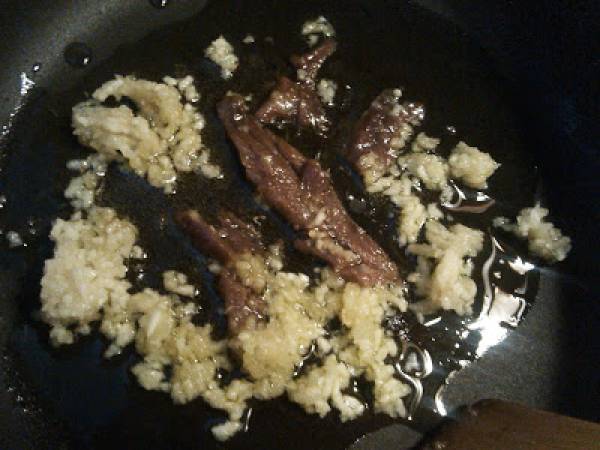 Espaguetis con sardinas y migas de pan - Preparación paso 5