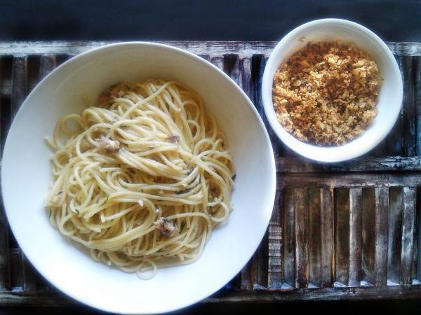 Espaguetis con sardinas y migas de pan - Preparación paso 9