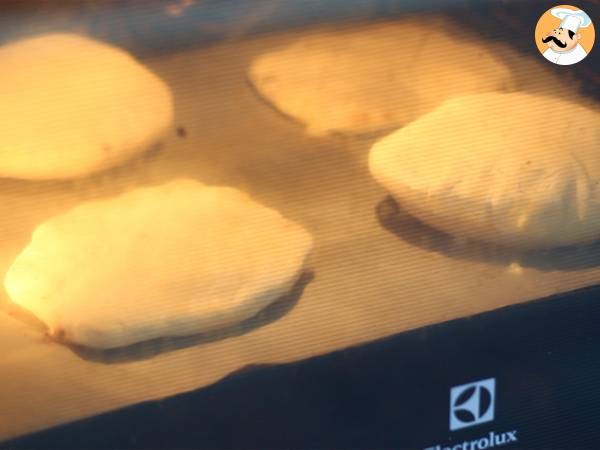 Cheese naans, pan de pita relleno de quesitos - Preparación paso 8