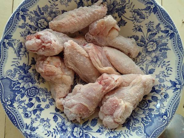 Alitas de pollo al horno con salsa buffalo y salsa de queso azul - Preparación paso 5