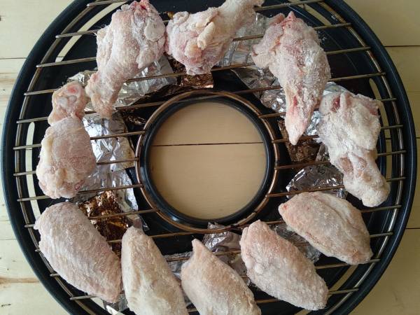 Alitas de pollo al horno con salsa buffalo y salsa de queso azul - Preparación paso 6