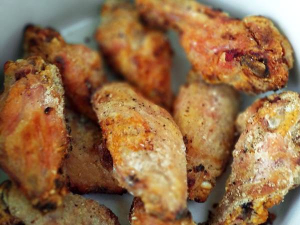 Alitas de pollo al horno con salsa buffalo y salsa de queso azul - Preparación paso 7