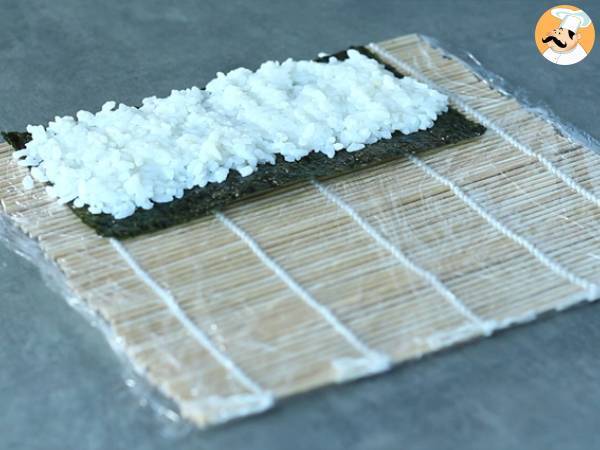 Makis de salmón ahumado y aguacate. Sushi - Preparación paso 6