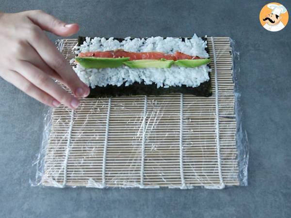 Makis de salmón ahumado y aguacate. Sushi - Preparación paso 7