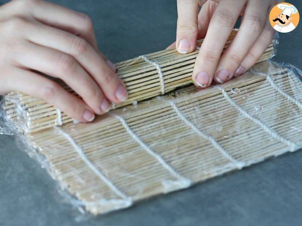 Makis de salmón ahumado y aguacate. Sushi - Preparación paso 8